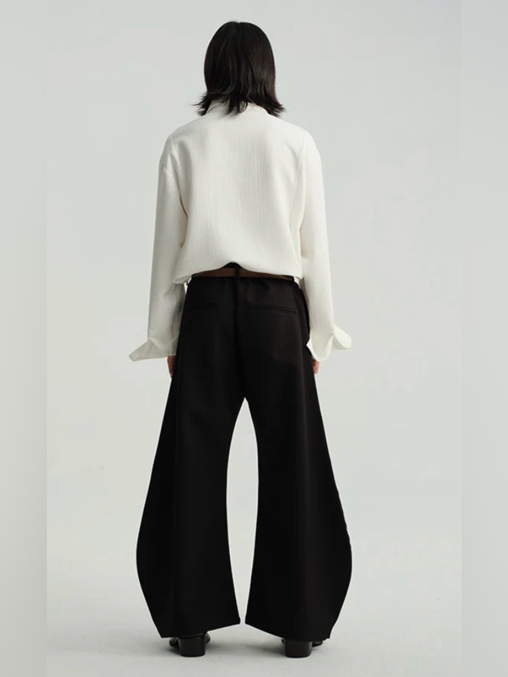 JCAESAR
Three-dimensional cut wide-leg pants - Picture 2 of 7